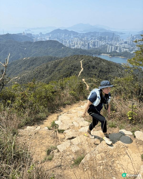 大帽山是香港最高的山峰，高達957公尺，沿途可以打卡芒草美景...