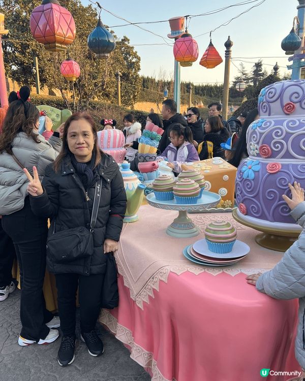 去咗上海嘅迪士尼，覺得上海迪士尼好玩過香港嗰個，啲景點都好靚...