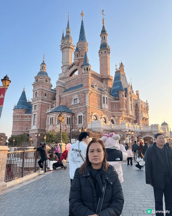 去咗上海嘅迪士尼，覺得上海迪士尼好玩過香港嗰個，啲景點都好靚...