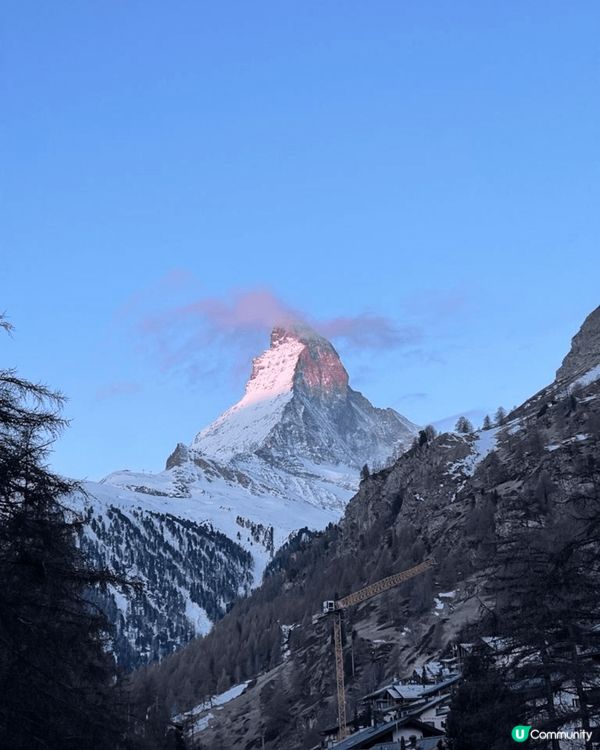 在瑞士看馬特洪峰，日出的陽光把馬特洪峰映照出金黃的顏色，看到...