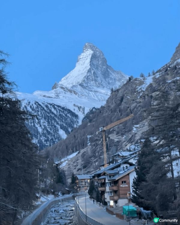 在瑞士看馬特洪峰，日出的陽光把馬特洪峰映照出金黃的顏色，看到...