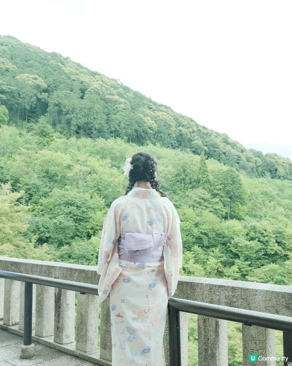 在日本清水寺，我和朋友穿著和服，感受古老文化與美麗景色的完美...