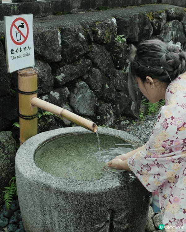 在日本清水寺，我和朋友穿著和服，感受古老文化與美麗景色的完美...