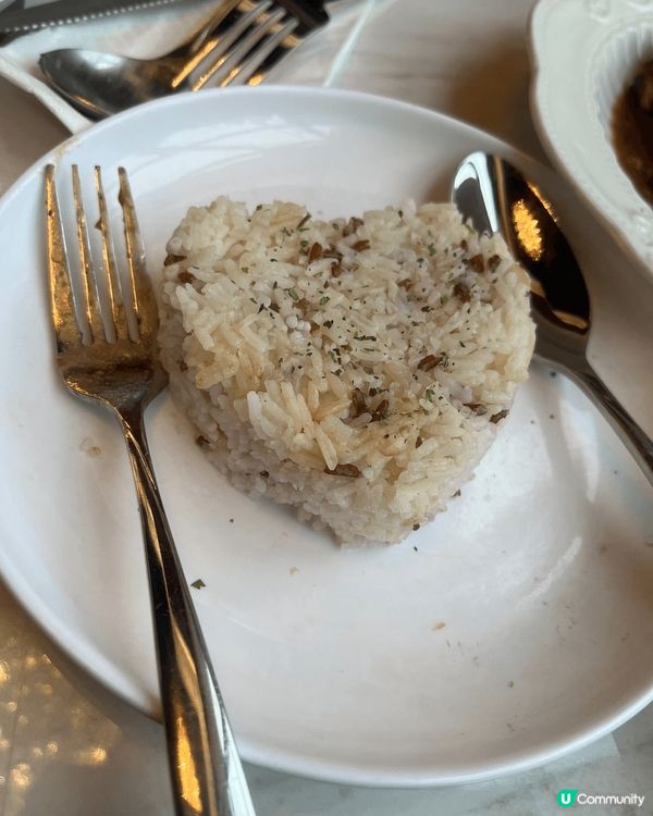 餐廳位於港島筲箕灣裝修很像歐洲地方，內裏擺設也很美，美食提供...