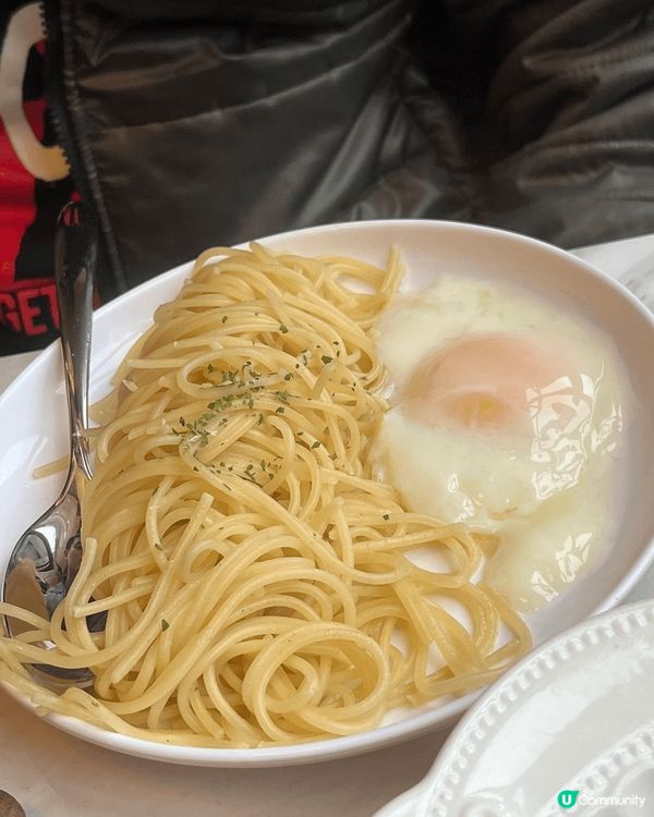 餐廳位於港島筲箕灣裝修很像歐洲地方，內裏擺設也很美，美食提供...