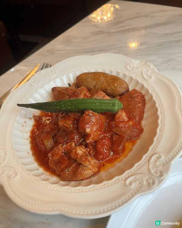 餐廳位於港島筲箕灣裝修很像歐洲地方，內裏擺設也很美，美食提供...