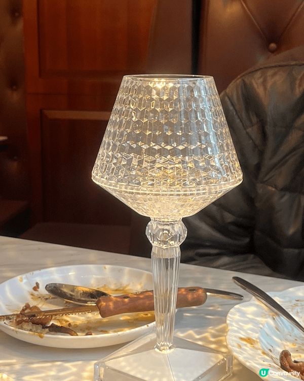 餐廳位於港島筲箕灣裝修很像歐洲地方，內裏擺設也很美，美食提供...