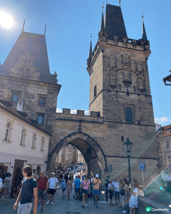 布拉格的舊城區每日來到的遊客多不勝數，想要係天文鐘下面影相都...