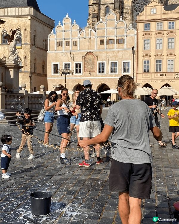 布拉格的舊城區每日來到的遊客多不勝數，想要係天文鐘下面影相都...