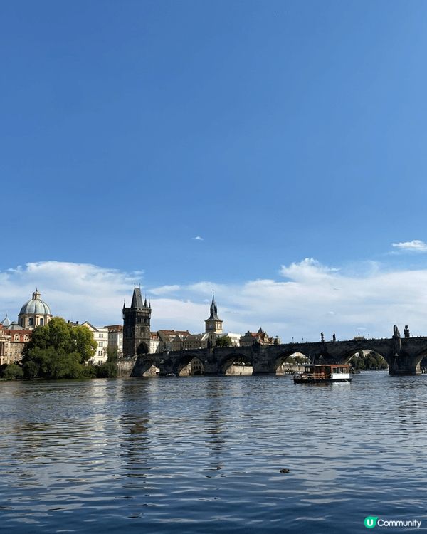 布拉格的舊城區每日來到的遊客多不勝數，想要係天文鐘下面影相都...