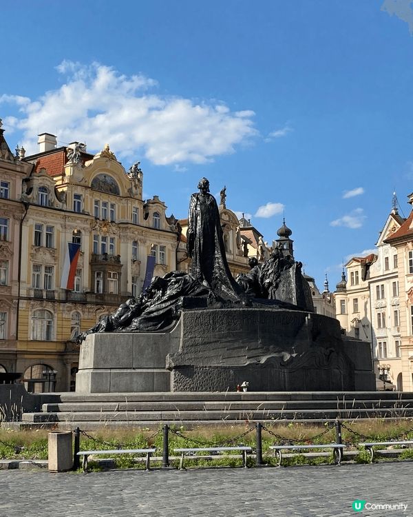 布拉格的舊城區每日來到的遊客多不勝數，想要係天文鐘下面影相都...