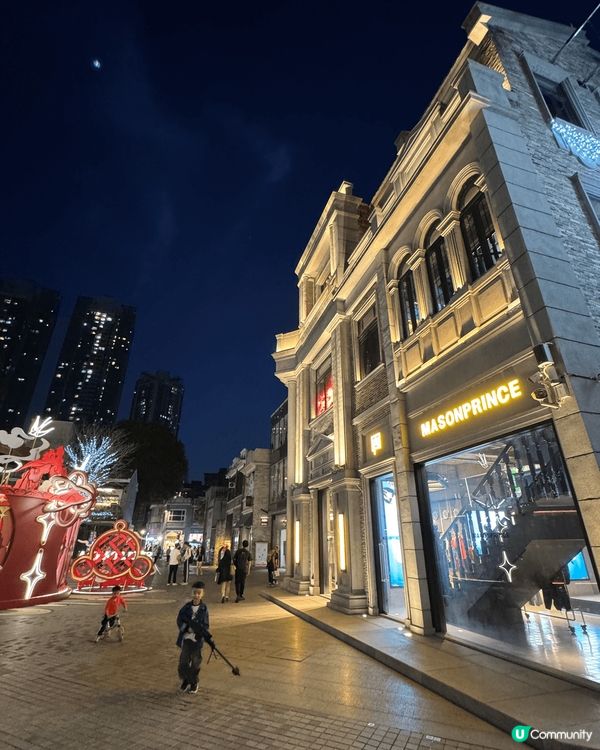 廣州的永慶坊很有特色，晚上有燈亮起時，別有一番新景象。