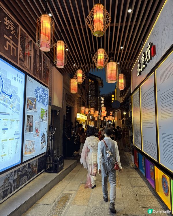 廣州的永慶坊很有特色，晚上有燈亮起時，別有一番新景象。