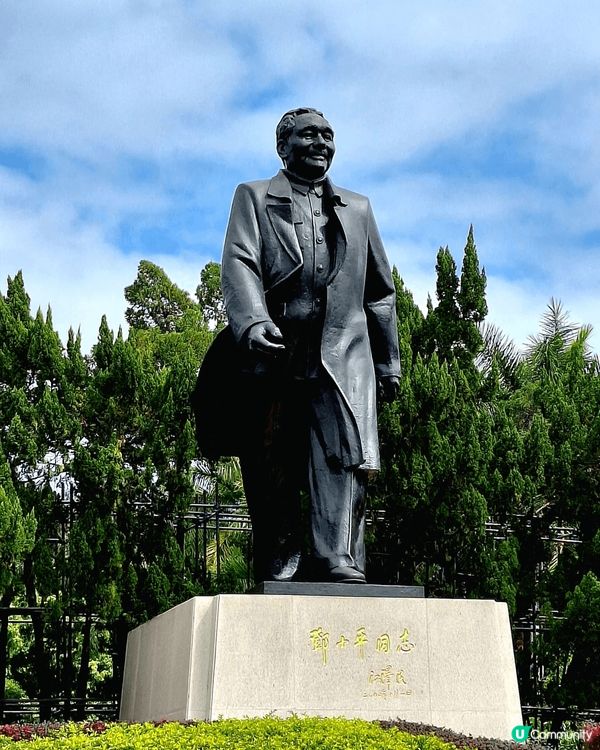 深圳蓮花村公園，意想不到的大。可以坐公園的旅遊車上山，山上可...