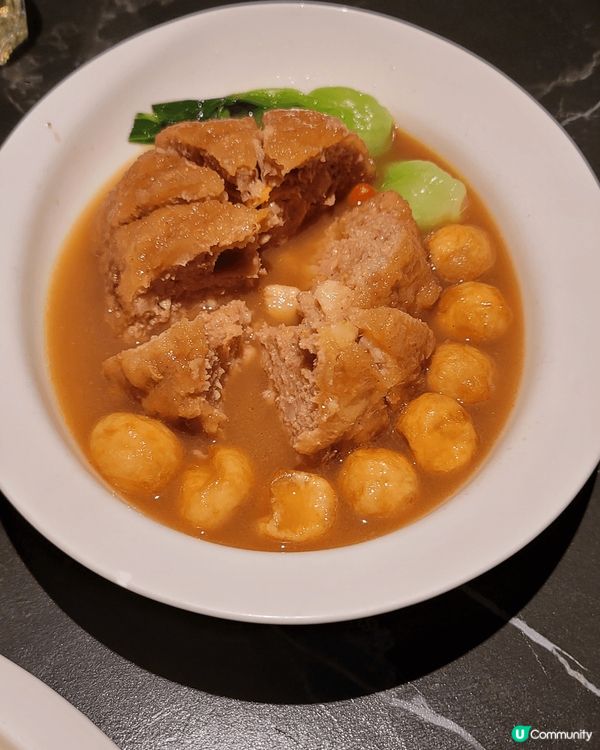 美味嘅中餐，片皮鴨，獅子球，炒薯仔絲，乾炒粉絲，仲有豆腐花甜...