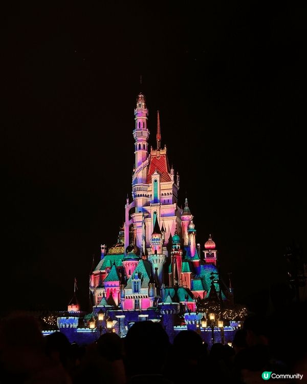 在香港迪士尼，從清晨玩到夜晚，盡情享受那絢麗的煙花秀，讓人陶...