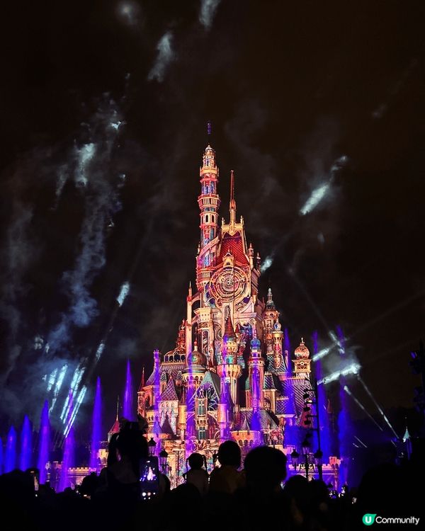 在香港迪士尼，從清晨玩到夜晚，盡情享受那絢麗的煙花秀，讓人陶...