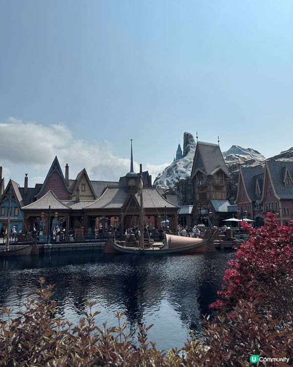 在香港迪士尼，從清晨玩到夜晚，盡情享受那絢麗的煙花秀，讓人陶...