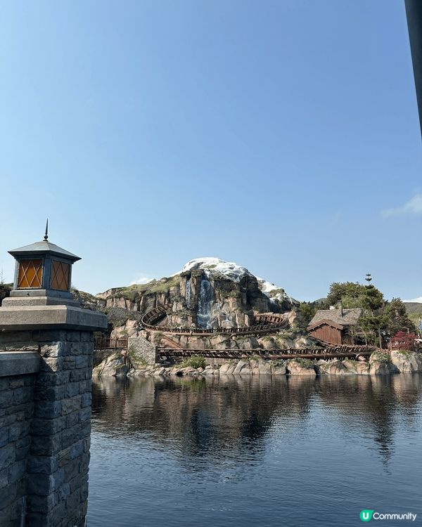 在香港迪士尼，從清晨玩到夜晚，盡情享受那絢麗的煙花秀，讓人陶...