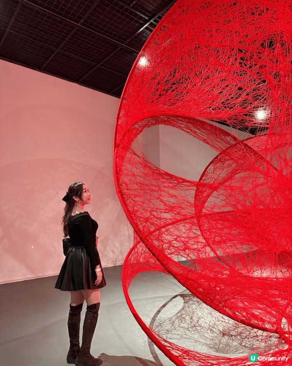 《鹽田千春》白、紅、黑線互相交織