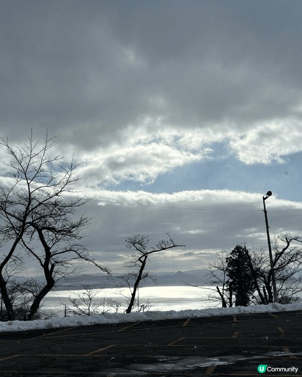 相片攝於日本琵琶湖湯雪場，係一個可以邊滑雪邊欣賞日本最大湖嘅...