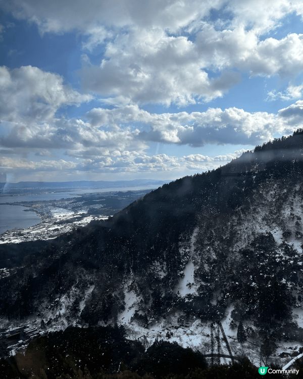 相片攝於日本琵琶湖湯雪場，係一個可以邊滑雪邊欣賞日本最大湖嘅...