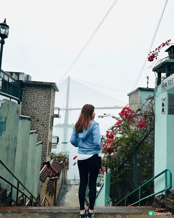 梯間中的汀九橋真係好靚，加上旁邊🌺花花的加持，更像🛤️一幅畫...