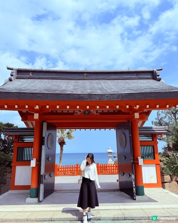 ⛩️鵜戶神宮是一座建在海邊懸崖的洞窟中的神社，海浪不斷地拍打...