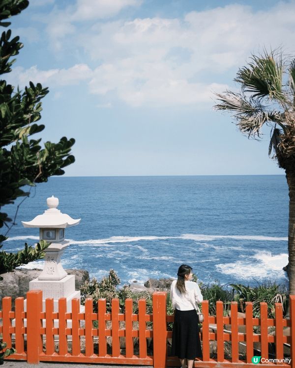 ⛩️鵜戶神宮是一座建在海邊懸崖的洞窟中的神社，海浪不斷地拍打...