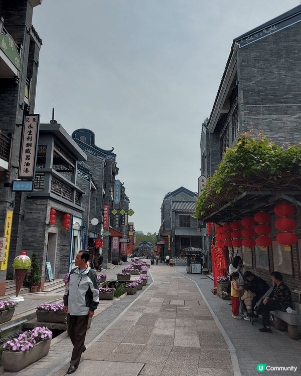 位於廣州市番禺區的嶺南印象園是一座以嶺南鄉土風情及民俗文化為...