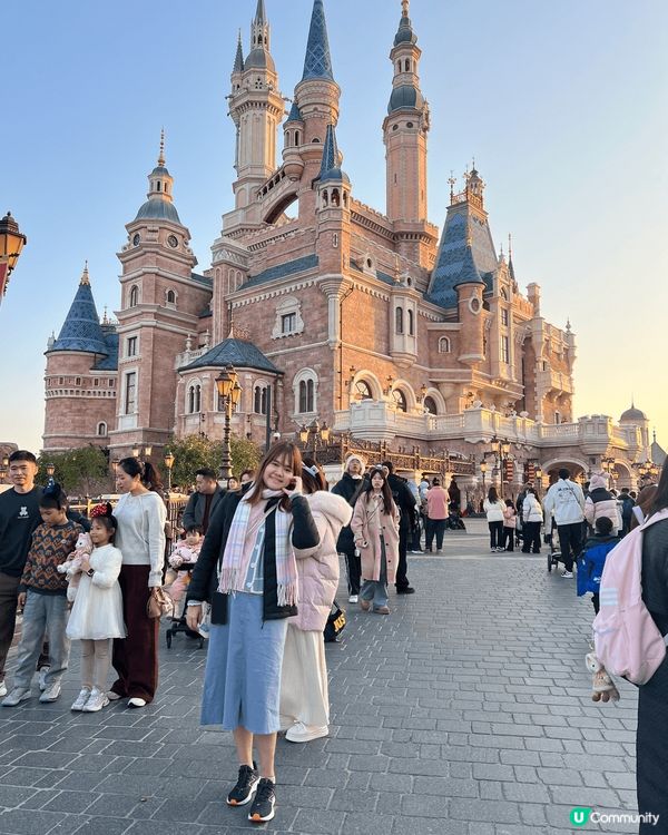 啱啱新年去咗上海玩，尤其好鍾意嗰迪士尼好大好靚，個城堡仲有得...