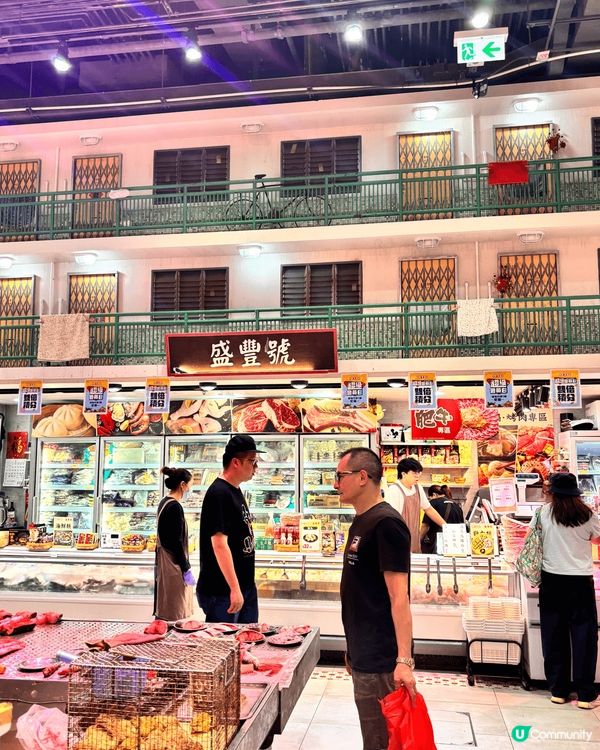 石籬街市位於石籬商場一期地下，街市佈置充滿懷舊屋村風格。除左...