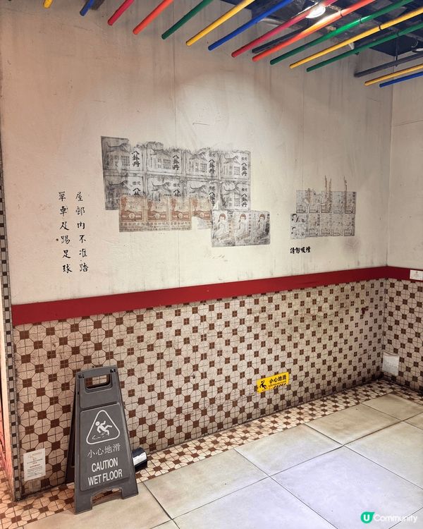 石籬街市位於石籬商場一期地下，街市佈置充滿懷舊屋村風格。除左...