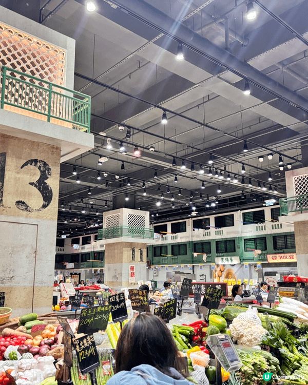 石籬街市位於石籬商場一期地下，街市佈置充滿懷舊屋村風格。除左...