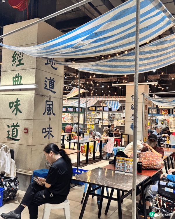 石籬街市位於石籬商場一期地下，街市佈置充滿懷舊屋村風格。除左...