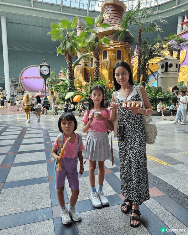 韓國嘅樂天世界， 呢度室內嘅遊樂設施，出面落雨都唔驚呀， 真...