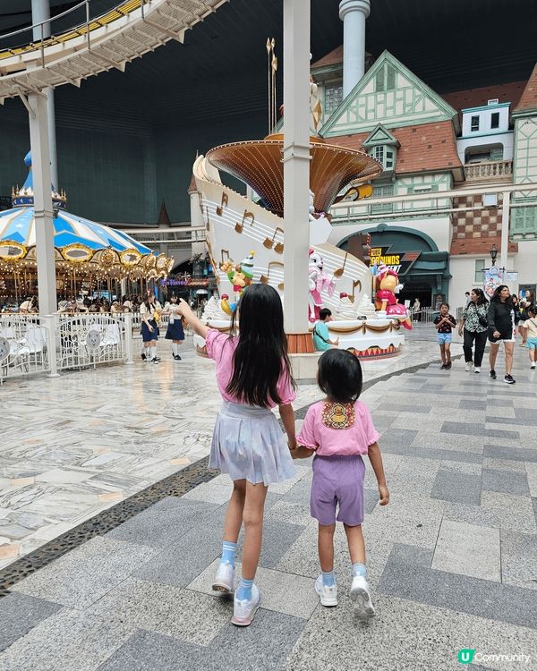 韓國嘅樂天世界， 呢度室內嘅遊樂設施，出面落雨都唔驚呀， 真...