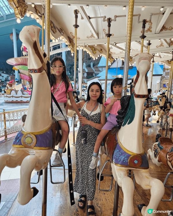 韓國嘅樂天世界， 呢度室內嘅遊樂設施，出面落雨都唔驚呀， 真...