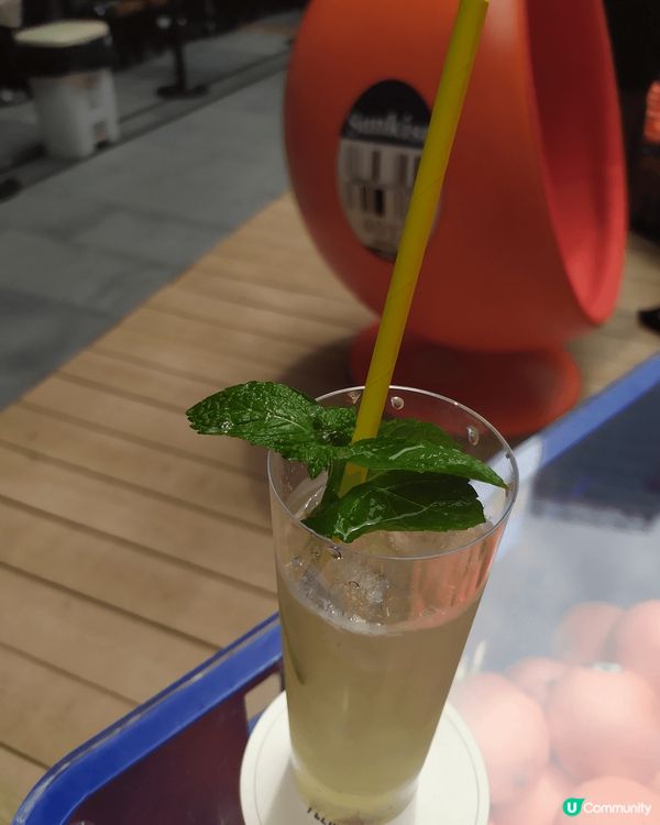 路經中環街市,在地下中庭發現新奇士做推廣活動,搭起了「新奇士...