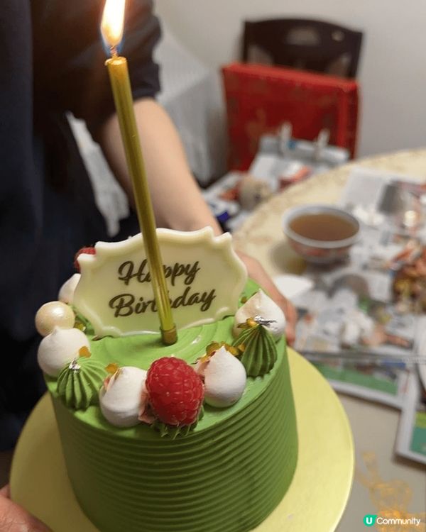 開心果紅桑子蛋糕好好味，裡面有一個開心果咸，唔甜。出面有白朱...