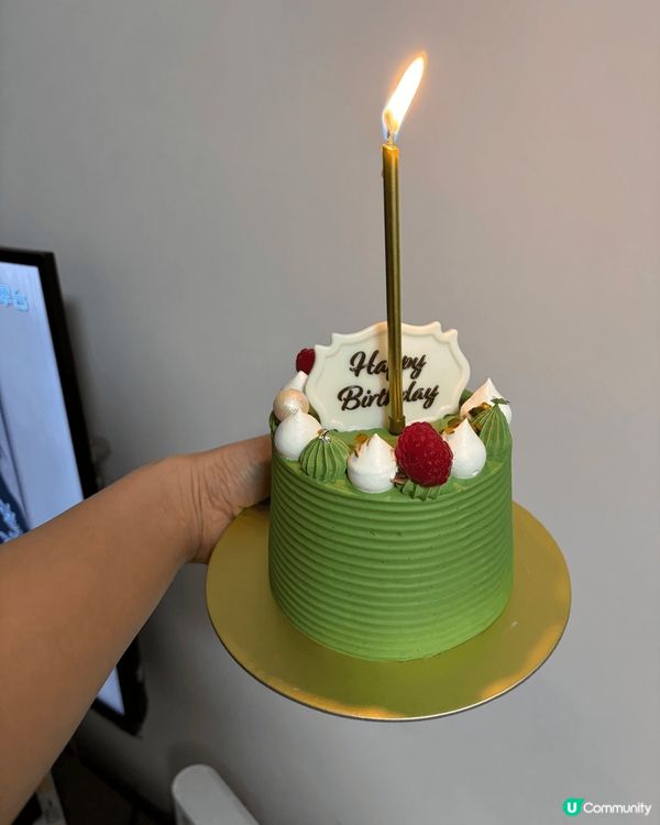 開心果紅桑子蛋糕好好味，裡面有一個開心果咸，唔甜。出面有白朱...