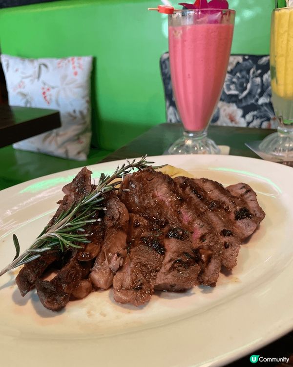 The Jungle 餐廳以熱帶風情為主題，從踏入餐廳的那一...