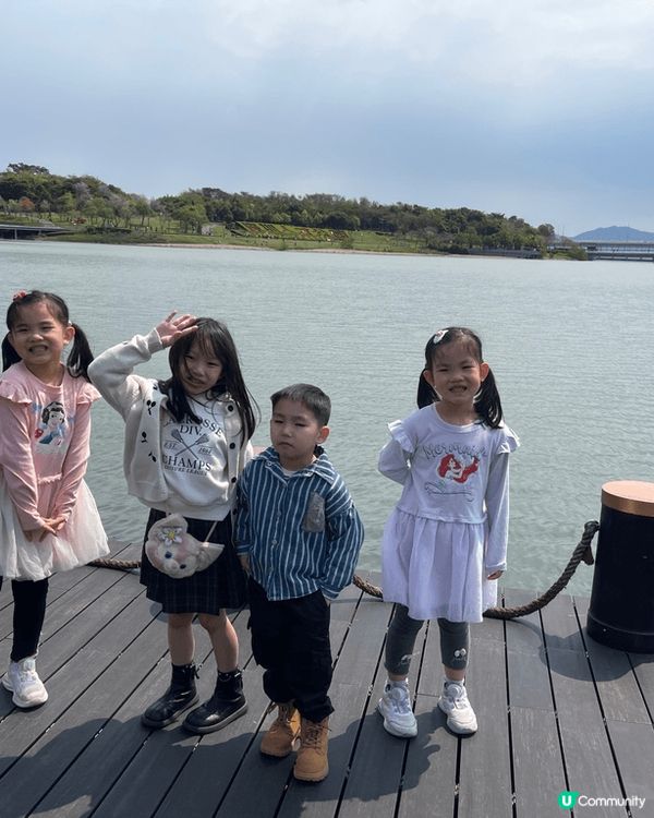 這是在深圳灣鄰近的後海站附近的公園，沿途有美麗的風景和休閒的...