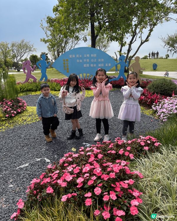 這是在深圳灣鄰近的後海站附近的公園，沿途有美麗的風景和休閒的...