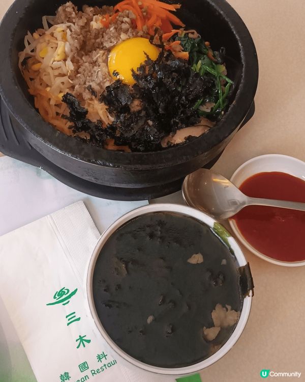 韓式墨魚野菜炒年糕，石頭窩飯及前菜。正。