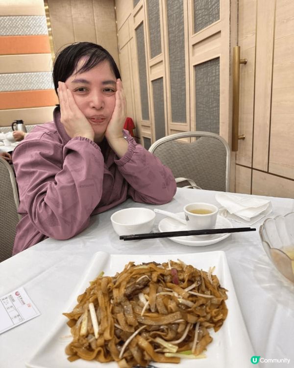 家人一起去迪士尼吃雪條遊玩和去酒樓飲茶和吃飯。
