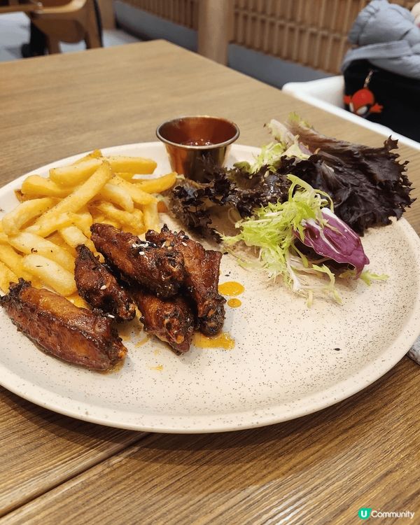 位於葵芳新都會嘅Beans cafe，開係葵芳地下嘅中庭位置...