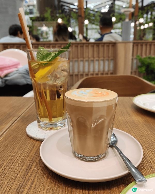 位於葵芳新都會嘅Beans cafe，開係葵芳地下嘅中庭位置...