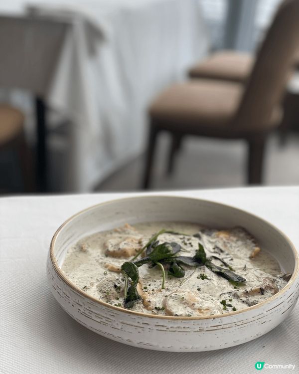 在新加坡的海濱旁有間精緻西餐，十分推介給大家。食物質素不錯，...