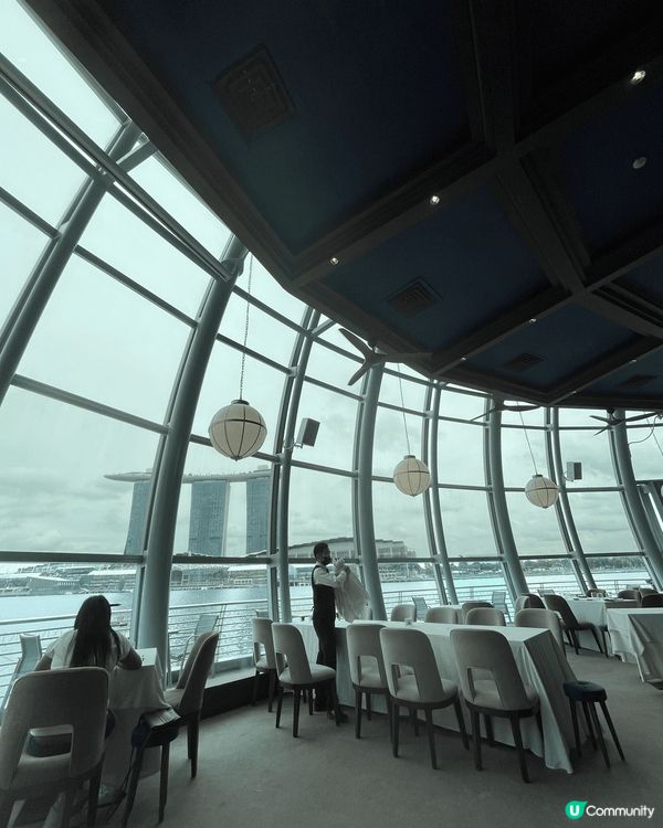 在新加坡的海濱旁有間精緻西餐，十分推介給大家。食物質素不錯，...